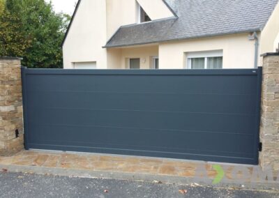 Portail coulissant KARANTAN ET muret pilier pierre installé à La Turballe par Axoma 44
