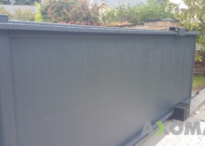 Portail coulissant KARANTAN lame 300 KOSTUM aluminium Haute-Goulaine