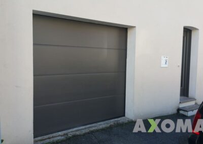 Pose porte sectionnelle aluminium HORMANN colorie gris anthracite à Saint-Nazaire 44