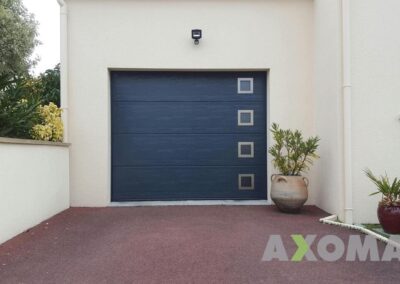 Porte de garage sectionnelle HORMANN rainure large hublot ALUNOX motif 761 installée à Saint-Nazaire