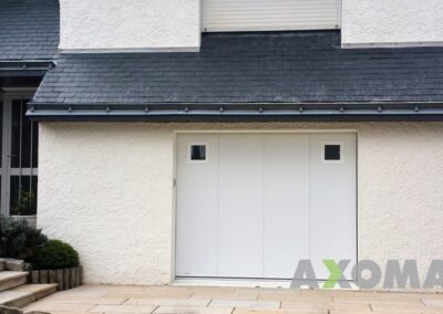 Porte à déplacement latérale GYPASS blanche sans motif avec hublot anti effraction à Saint-Sébastien-sur-Loire 44