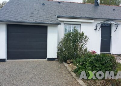 Pose porte sectionnelle HORMANN noir 2100 sablé assortie à la porte d'entrée à La Baule-Escoublac 44