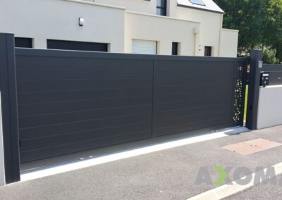 Portail coulissant grande dimension ONEN découpe laser SAON installé à Saint-Père-en-Retz