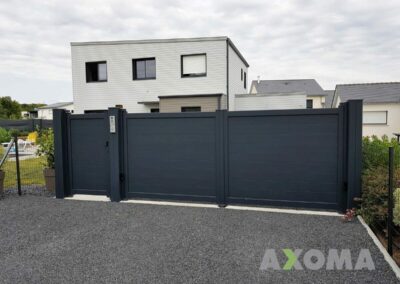 Portail battant et portillon ANAE avec poteau aluminium installé à Montoir-de-Bretagne