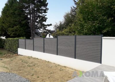 Installation clôture OCEWOOD terrain en pente chez un particulier à Guérande