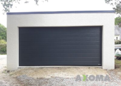 Installation porte sectionnelle aluminium grande largeur rainure M finition WOODGRAIN motorisée SUPRAMATIC à Pornichet