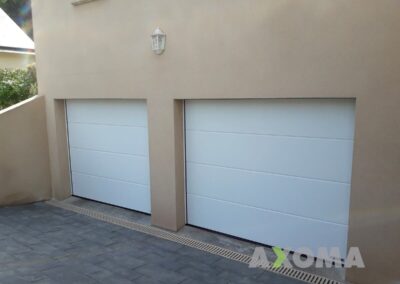 Porte de garage sectionnelle blanche rainure large RENOMATIC HORMANN installée à Saint-Herblain 44