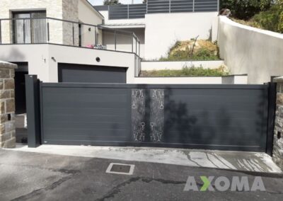 Portail coulissant SOAZ découpe laser décor PIETO sur mesure Le Croisic