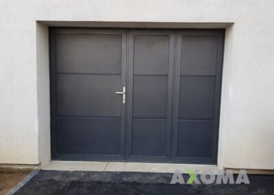 Porte de garage battante 3 vantaux GYPASS option portillon installée à Le Croisic 44