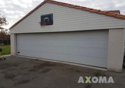 Pose porte sectionnelle grande dimension rainure small aluminium à Basse-Goulaine 44