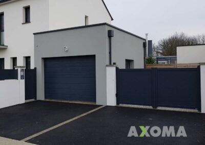 Ensemble porte de garage sectionnelle HORMANN avec portail ANAE KOSTUM chez un particulier à Carquefou