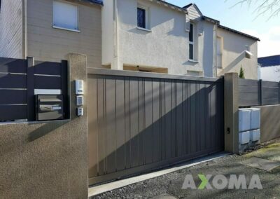 Portail coulissant CELINA aluminium fabriqué sur mesure et posé aux Sorinières