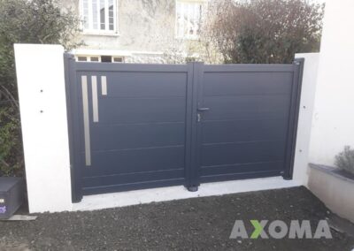Portail Battant LINE 150 décor inox en aluminium Kostum installé à Donges 44
