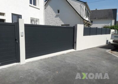 Portail coulissant et portillon avec gâche électrique ANAE installé à Basse-Goulaine 44