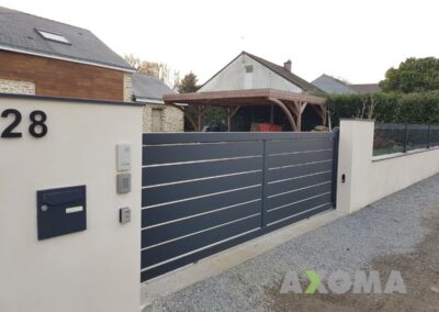 Portail coulissant MAEZ et clôture rigide sur muret installé à Nantes 44