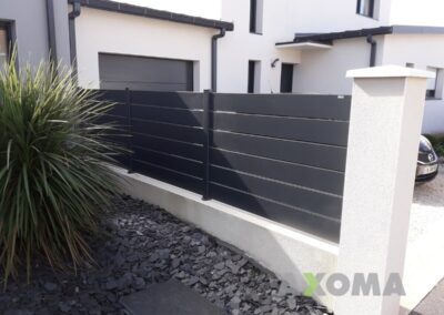 Clôture aluminium MAEZ KOSTUM lame 160 espacée Saint-Herblain réalisation sur mesure