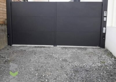 Portail 2 battant KLAVEL régulateur de pente motorisé installé à Sautron 44