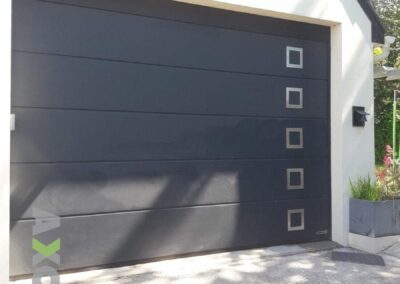 porte sectionnelle moderne 2100 sablé HORMANN avec hublots inox verticaux Indre réalisation sur mesure