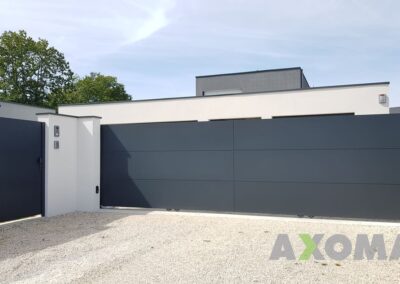 Portail coulissant grande dimension et portillon KLAVEL fabriqué sur mesure et posé à Couëron