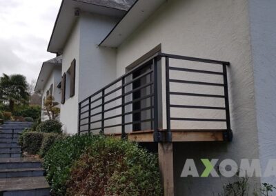Garde corps aluminium baraudé JUD KOSTUM pose en nez de dalle installée à Saint-Nazaire 44
