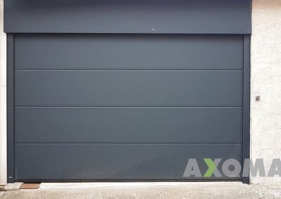 Porte de garage sectionnelle HORMANN avec faux imposte installée à Vallet en Loire-Atlantique