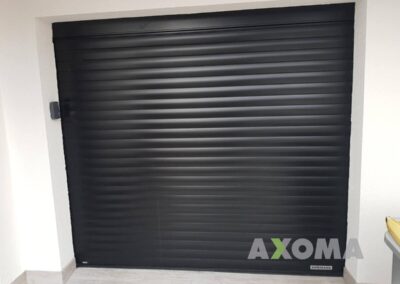 Installation porte enroulable HORMANN ROLLMATIC avec clavier codé chez un particulier à Haute-Goulaine