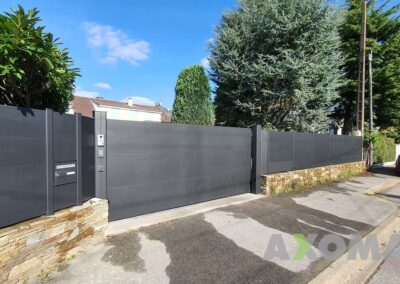 Installation clôture aluminium TELLEN KOSTUM sur muret chez un particulier à Préfailles