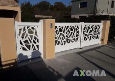 Portail 2 battant FRESK ANDREVA découpe laser décor BROCELIANDE installé à Pornic 44
