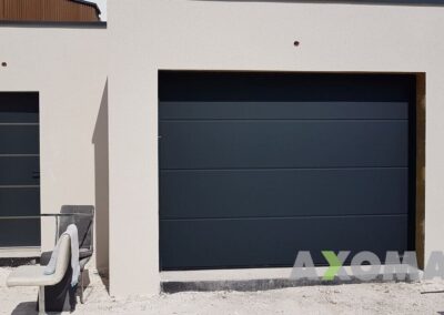 Installation porte sectionnelle HORMANN avec porte de service RAL 7016 chez un particulier à Sucé-sur-Erdre