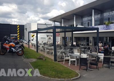 Pergolas bioclimatique aluminium ELEANCE pour terrasse restaurant installée à Saint-Nazaire en Loire-Atlantique