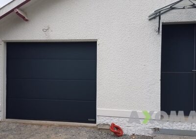 Porte de garage sectionnelle HORMANN avec porte d'entrée assortie à Aigrefeuille-sur-Maine en Loire-Atlantique 44