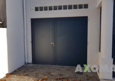 Porte 2 vantaux inégaux OXALYS GYPASS aluminium installée à Préfailles 44