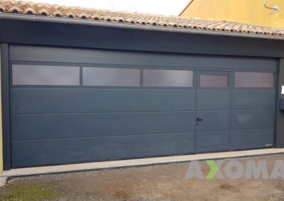 Installation porte sectionnelle HORMANN avec portillon intégré bande vitrée alu chez un particulier à Nantes