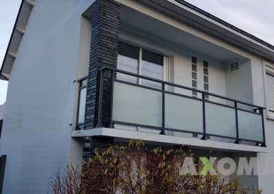 Garde corps aluminium pour balcon avec vitrage opaque posé à Saint-Sébastien-sur-Loire 44