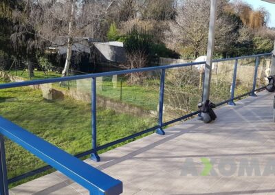 Garde corps vitré pour terrasse EVY pose sur dalle Vertou réalisation sur mesure