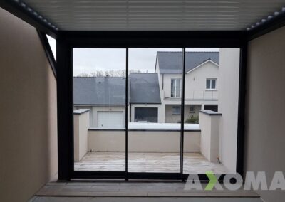 Pergolas bioclimatique aluminium ELEANCE avec baie vitré installée à Bouguenais en Loire-Atlantique 44