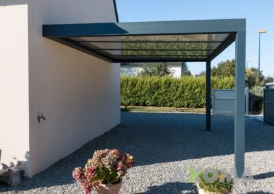 Installation carport aluminium KOSTUM pose mural avec panneau sandwich à Les Sorinières