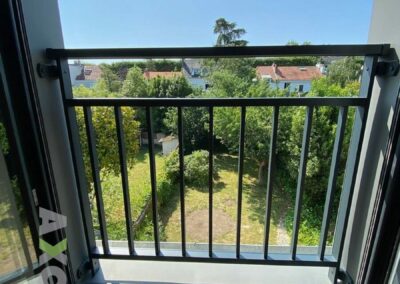 Garde corps aluminium porte fenêtre modèle DIVI de chez KOSTUM installée à Saint-Herblain 44
