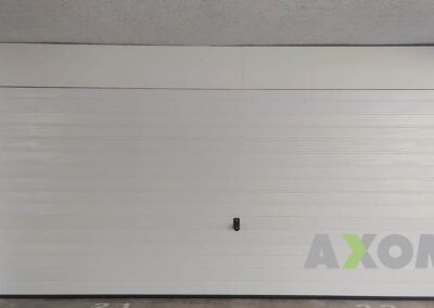 Installation porte de garage sectionnelle manuelle HORMANN pour box avec habillage extérieur à Préfailles