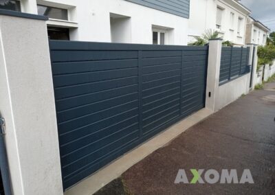 Portail coulissant et clôture lames persiennes LITENN aluminium installé à Guérande 44