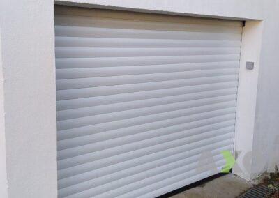 Garage enroulable blanche HORMANN ROLLMATIC avec clavier Couëron 44