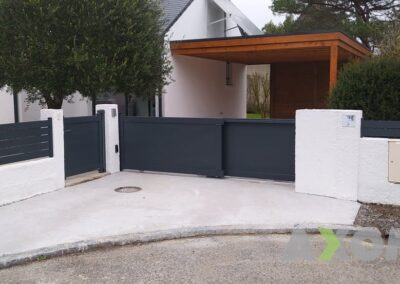 Portail coulissant télescopique motorisé FAAC Cyclo sur mesure et posé à Saint-Herblain