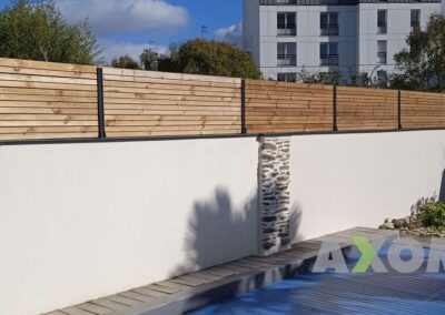 Clôture bois contemporaine sur muret installée à Saint-Michel-Chef-Chef en Loire-Atlantique