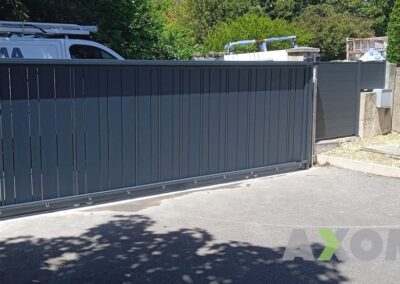 Portail coulissant CELINA lame vertical ajourée motorisé installé à Préfailles 44