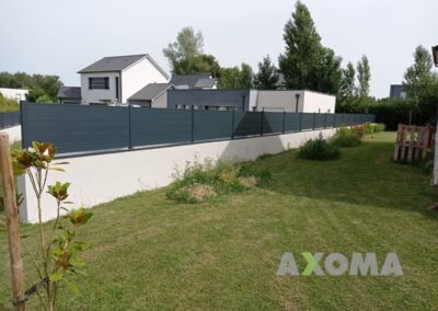 Installation clôture séparative aluminium sur muret BRIZ KOSTUM à Saint-André-des-Eaux