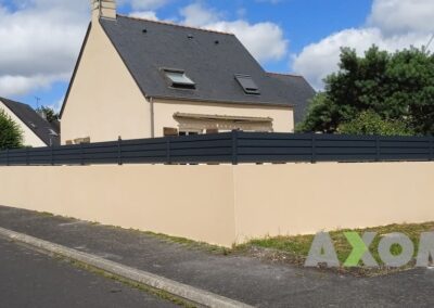 Clôture aluminium sur muret LITENN KOSTUM installée à Clisson en Loire-Atlantique