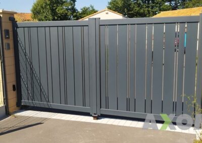 Portail 2 battant CELINA aluminium fabriqué sur mesure à Bouguenais