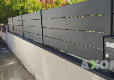 Installation clôture aluminium MAEZ ajourée gris 7016 chez un particulier à Chaumes-en-Retz
