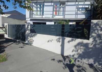 Clôture aluminium MAEZ avec panneau décoratif découpe laser AELIG posée à Thouaré-sur-Loire 44