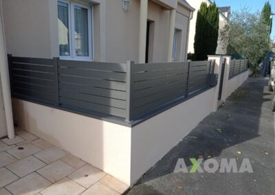 Clôture aluminium sur muret RAZ KOSTUM posée à Vallet — Loire-Atlantique 44
